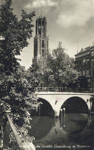 1630 Gezicht op de Oudegracht Tolsteegzijde te Utrecht met op de voorgrond de Gaardbrug en op de achtergrond de Domtoren.